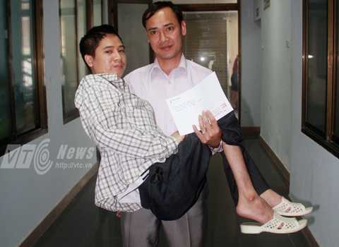 Chàng sinh viên đến trường trên đôi chân anh trai