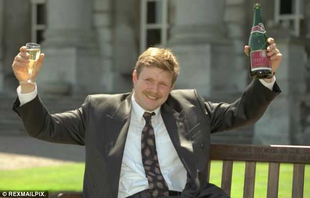 Trúng độc đắc trăm tỷ vẫn đi làm thợ mộc