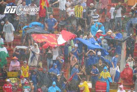 Fan Việt xem bóng đá cùng 'tử thần'