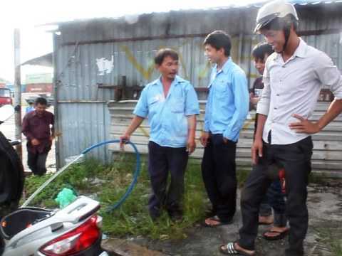 TPHCM: Xe tay ga bốc cháy, một phụ nữ vứt xe tháo chạy