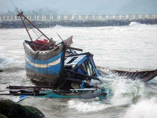 Cứu 18 ngư dân chìm tàu ở Trường Sa