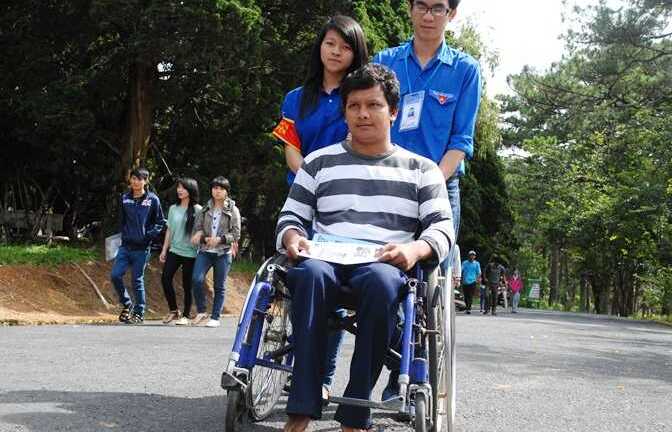 Chàng trai liệt 2 chân vượt gần 200km thi đại học
