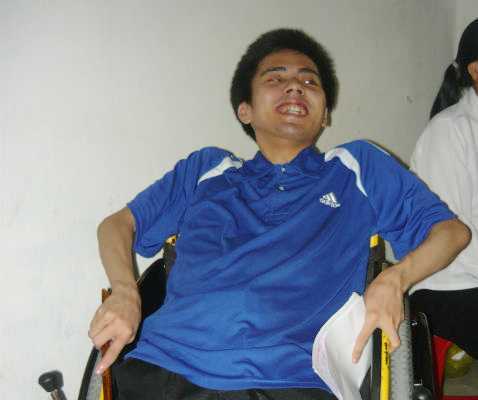 Chàng trai bại liệt ngồi xe lăn thi đại học