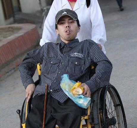 Chàng trai bại liệt ngồi xe lăn được nhận vào đại học