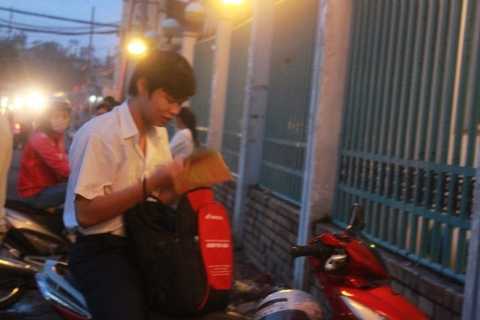 TPHCM: Lo tắc đường, thí sinh đi thi từ 4 giờ sáng