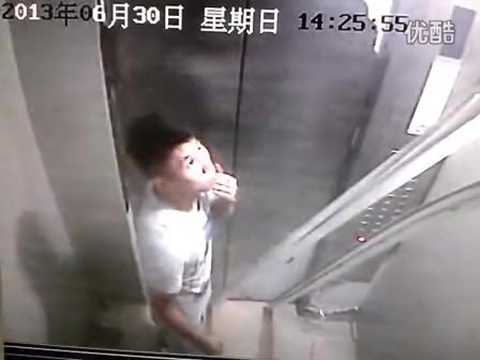 Clip: Mắc kẹt trong thang máy vì chuyển hàng quá cỡ