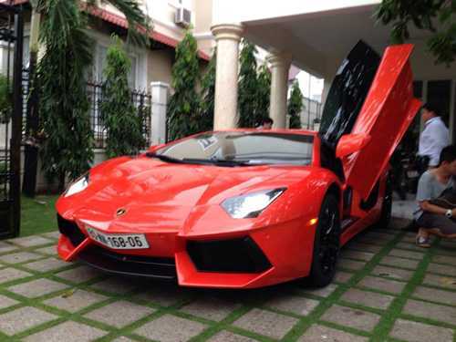 Tuấn Hưng khoe siêu xe Lamborghini Aventador