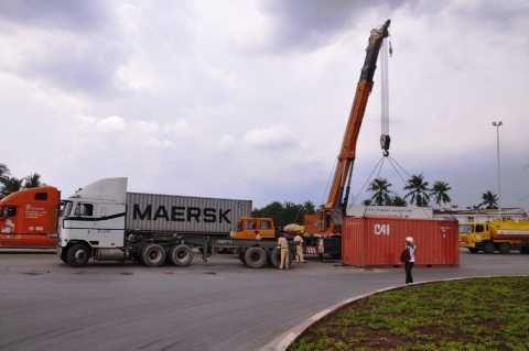 Container văng xuống đường, hàng trăm người khiếp vía