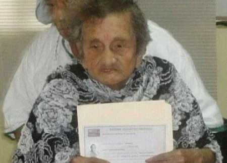 Video: Gặp cụ bà 100 tuổi tốt nghiệp Tiểu học