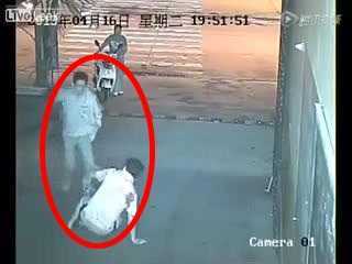 Clip: Vụ đâm người giữa phố rúng động Trung Quốc