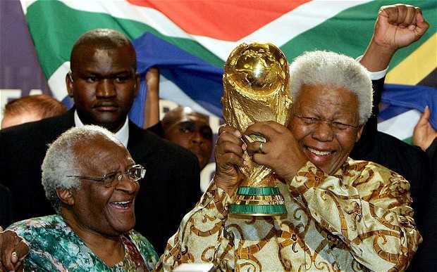 Nelson Mandela: Hòa giải dân tộc bằng bóng đá ngục tù
