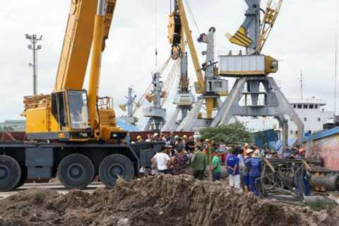 Đổ máy đóng cọc, một công nhân chết thảm