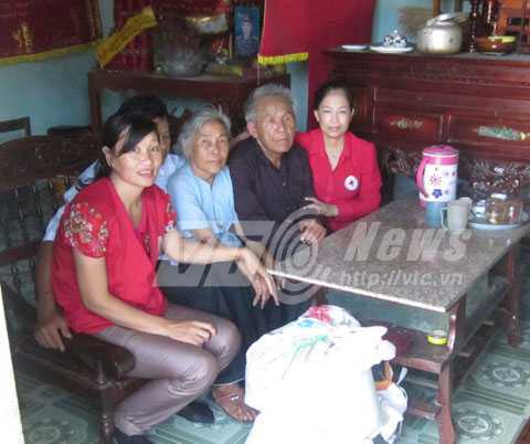 Huyện Quảng Xương hỗ trợ cụ ông mù bán hàng rong