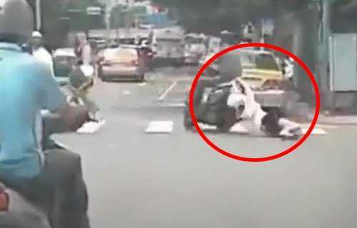 Clip: Cô gái bị xe máy kéo lê trên phố