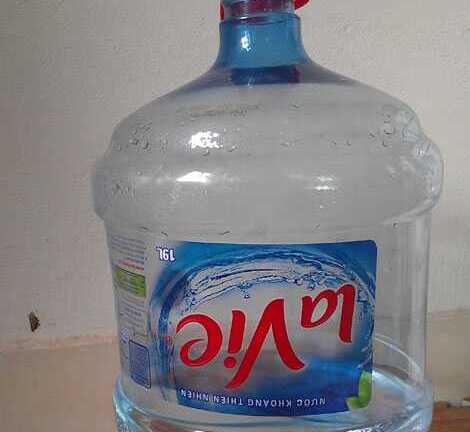 Nước đóng bình La Vie bị ‘tố’ có mùi lạ