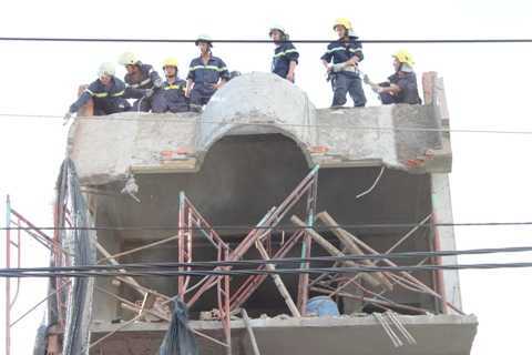 Sập mái vòm nhà đang xây giữa Sài Gòn