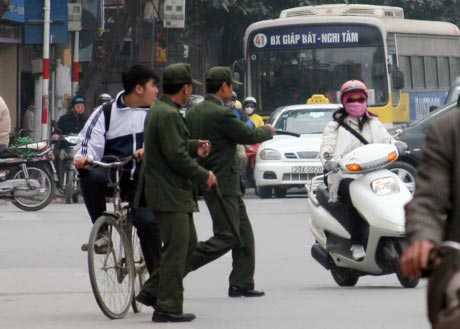 Video: Dân phòng lạm quyền, 'múa gậy' bắt xe