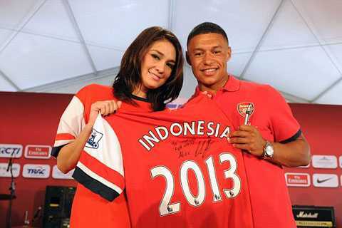 Fan cuồng Indonesia tới tấp hôn sao Arsenal