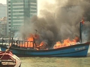 Cháy tàu trên biển, 16 ngư dân được cứu