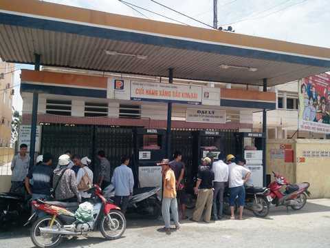 Xe chết máy hàng loạt: Bán xăng không đạt chuẩn