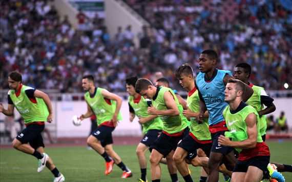 Video: Arsenal tập luyện trên sân Mỹ Đình