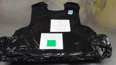 Chuyển phát nhanh... dao lê, súng ngắn