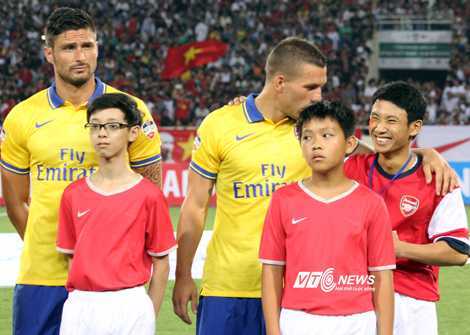 'Người chạy bộ' được Arsenal mời sang Anh