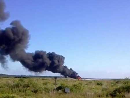 Video: 'Quái vật' trên không Mỹ bốc cháy giữa quốc lộ