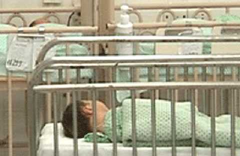 Đình chỉ công tác điều dưỡng làm rơi 5 trẻ sơ sinh