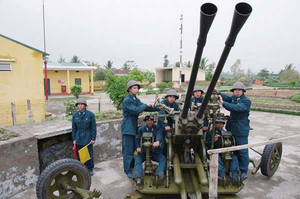 Ảnh: Pháo thủ cao xạ đất Cảng sẵn sàng chiến đấu