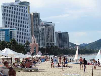 'Bức tường bê tông' chắn kín bờ biển Nha Trang
