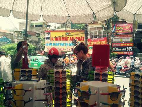 Kính ‘hàng hiệu’ 20.000 đồng ‘đại náo’ Hà Nội