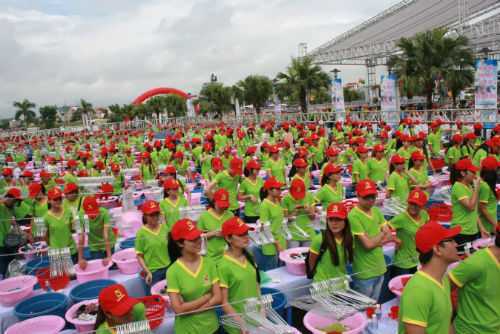 Kỷ lục Guiness thế giới gom quần áo cho học sinh nghèo