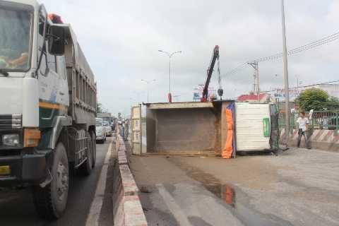 Xe ben lật ngang đường, quốc lộ 1A ùn tắc kéo dài
