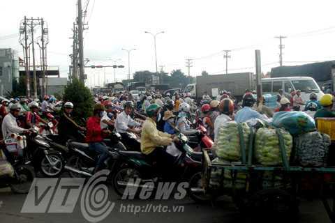 TP.HCM: Giành đường, giao thông hỗn loạn nhiều giờ