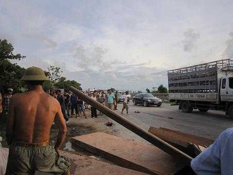 Xe tải cán 2 xe ba gác, 6 người thương vong