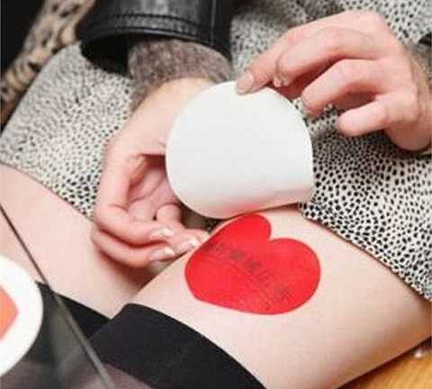 Clip: Thiếu nữ Nhật Bản xinh đẹp quảng cáo trên đùi