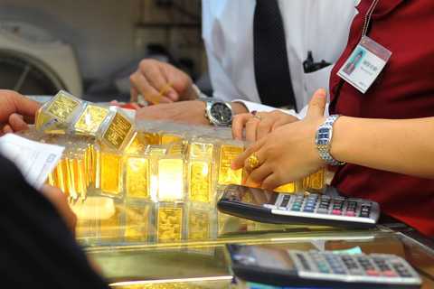 Giá vàng trong nước cắm đầu đi xuống