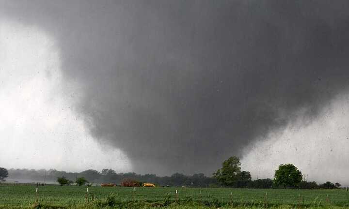 Video: Lốc xoáy khủng khiếp 'xới tung' Cà Mau