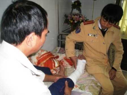 CSGT bắn người đi đường từng bị 'quái xế' tông gãy chân