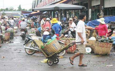 Cực nhọc trăm đường sinh viên làm thêm