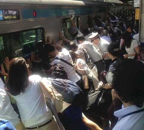 Nhật Bản: 40 hành khách lật đoàn tàu cứu người