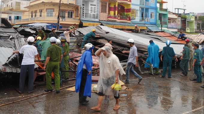 Đồng Tháp: Lốc lớn đánh sập 68 quầy hàng