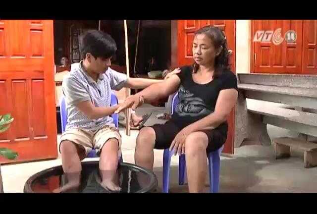 Thực hư 'thần y' nhí chữa bách bệnh bằng... chân