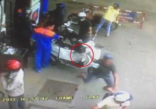 Clip: Táo tợn cướp túi xách ngay trong cây xăng
