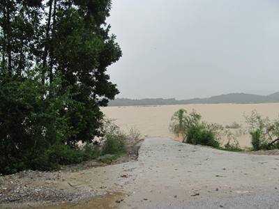 Vỡ đập xả lũ, trăm hộ dân bị ngập nước