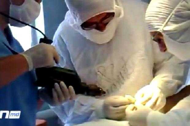 Sốc cảnh bác sĩ dùng máy khoan phẫu thuật