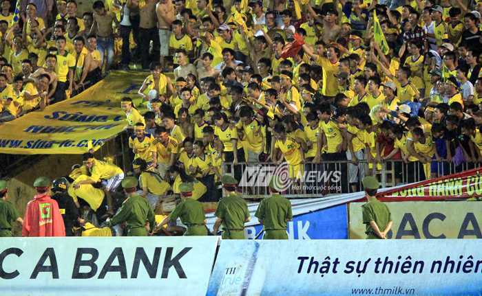 CĐV SLNA suýt tử nạn ngày chia tay Công Vinh