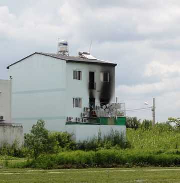 TP.HCM: Nổ lớn giữa trưa, một khách sạn bốc cháy