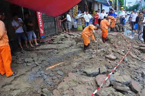 Hà Nội: Đào vỉa hè, hai người nguy kịch